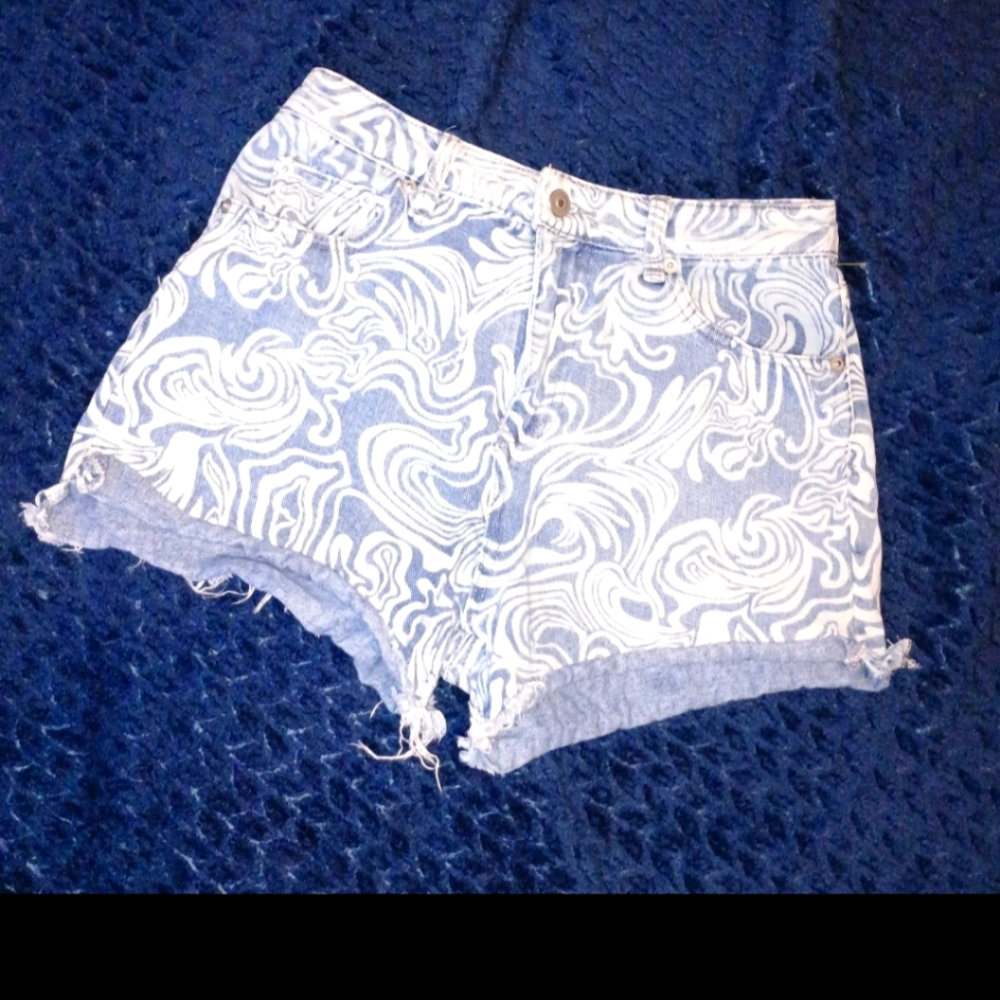 *MUST BUNDLE FOR $3 OFFER Cute Size 5 Designed Jean Shorts